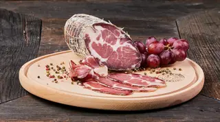 Ceafă de porc crud-uscată