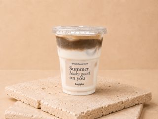 Iced hojicha latte