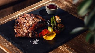 თაფლში მობრაწული ღორის ანტრეკოტი