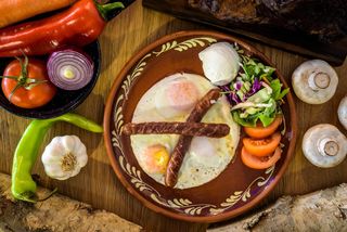 Јаја са кобасицом