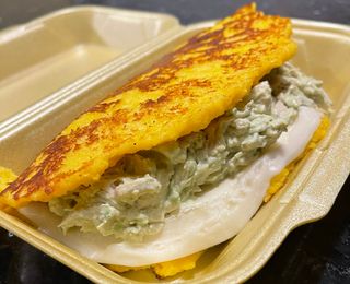 Cachapa con Reina Pepeada