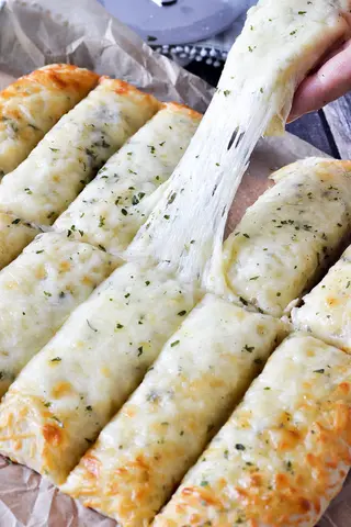 Pão com Manteiga de Alho e Queijo