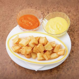 Patatas en dos salsas