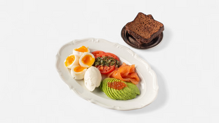 Завтрак с лососем и красной икрой