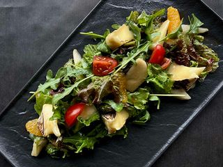 Салат з сиром Камамбер та грушею (220г)