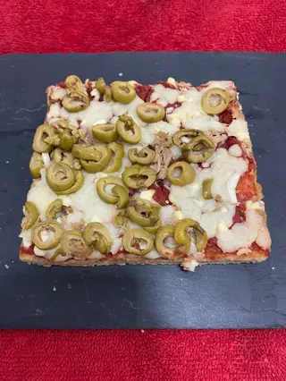 Pizza De Atún Y Aceitunas Verdes (Porción)