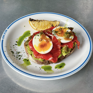 ТОСТ З АВОКАДО КРАШЕМ ТА ЛОСОСЕМ ГРАВЛАКС (230 г)