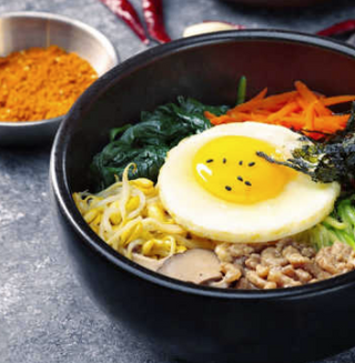 Bibimbap de cerdo con huevo roto