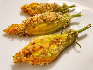 Fiori di zucca ripieni di ricotta e acciughe di cetara 4pz
