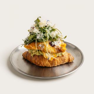 Croissant Con Aguacate Y Huevos Revueltos