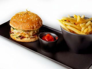 Бургер з куркою та сиром Камамбер (300/80г)