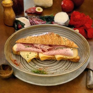 Солен кроасан с масло, пушена гауда и прошуто кото (180г)