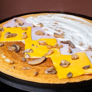 Палачинка Свинско, чедър, топено сирене и мариновани гъбки