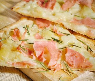 Pizza patate e cotto al spicchio