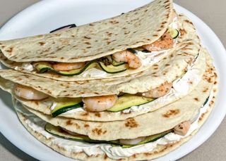 Piadina con zucchine, gamberetti, mozzarella e gorgonzola