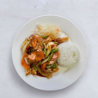 1A. Smażony kurczak z pędami bambusa (na ostro) i warzywami, surówka i ryż