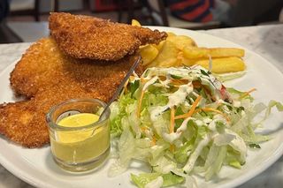 Milanesa de pollo con riso