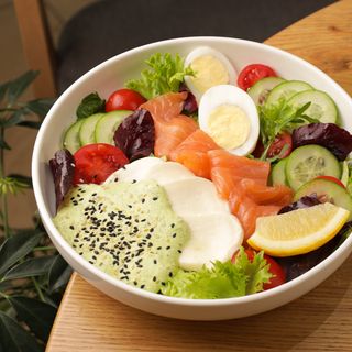 Салат з лососем та моцарелою (360г)