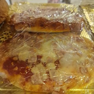 Pizzas pequeñas de jamón York y queso redondas