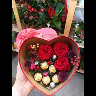 Tri dehidrirane ruže u kutiji