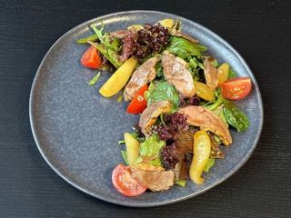 Теплий салат з качиним філе су-від та карамелізованою грушею (250g)