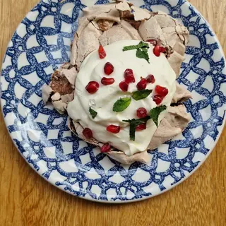 pavlova de chocolate con frutas