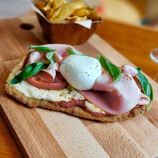 Milanesa Capresse Con Patatas