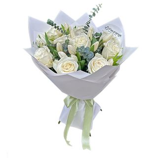 Buchet cu Trandafiri si Lalele Albe