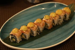 Uramaki Salmón Aburi