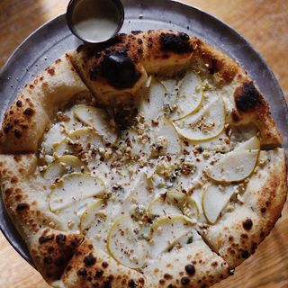 Піца з грушею та горгонзолою