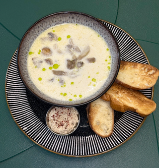 Грибна юшка з гливами та шампіньйонами