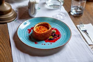 Combinație de kurtos și crème brulee cu sos sezonal