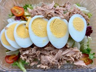 Plat d'amanida de tonyina amb ou dur