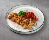 Frigărui de pui cu lavaș și salată