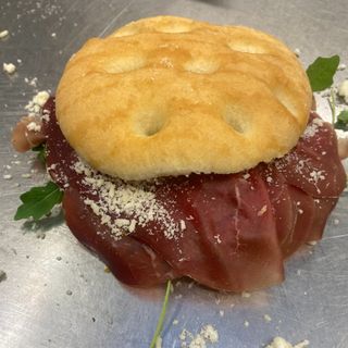 FOCACCIA BRASAOLA RUCOLA E GRANA 
