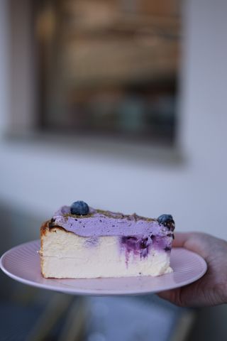 Sernik baskijski z jagodami