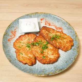 Placki ziemniaczane z sosem pieczarkowym