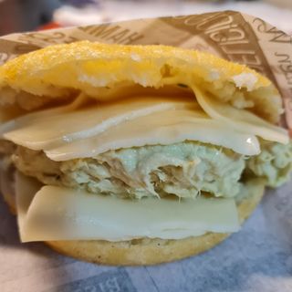 Arepa Reina Pepiada Con Queso