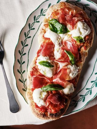 Tomate, albahaca fresca, Burratina y jamón de bellota