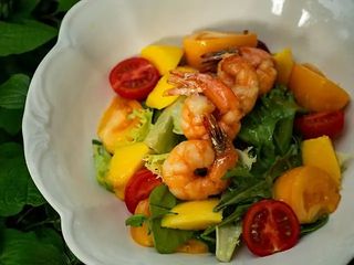 Салат з креветок та манго