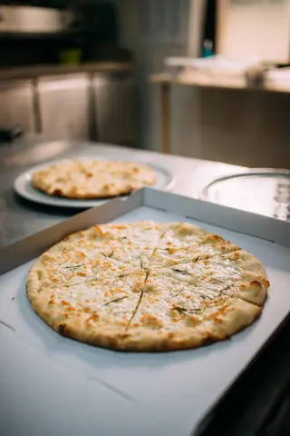 Pizza focaccia cu mozzarela