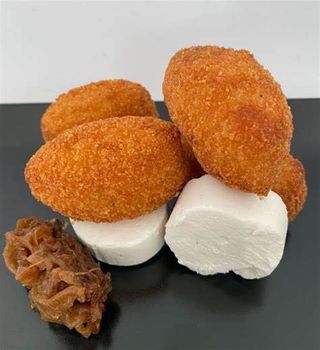 Croquetas caseras queso de cabra y mermelada de pimiento.