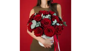Flowerbox Czerwone Róże i eukaliptus 17 szt.