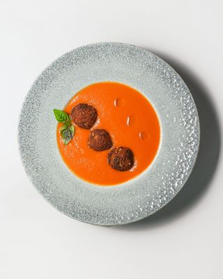 Томатний суп с фалафелем 