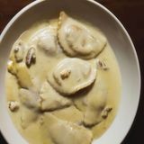 Margarita de pera con salsa de cuatro quesos y nueces