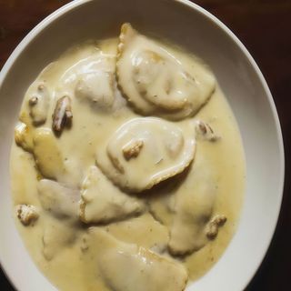 Margarita de pera con salsa de cuatro quesos y nueces