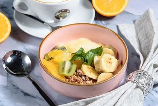 Гранола с фруктами и йогуртом