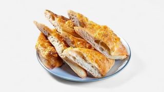 Pita pe vatră cu unt și verdețuri