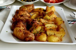 Punjeni pileći batak i zabatak, pečeni krumpir i kruh