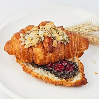 З маком та вишнею круасан (150г)